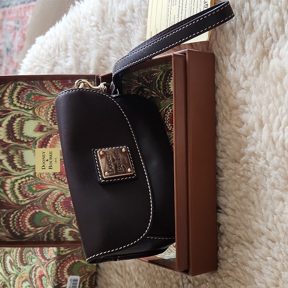 Gorgeous NWT IOB Dooney & Bourke Brown Leather Flap Wristlet🤎🎁❤️ - Picture 4 of 16